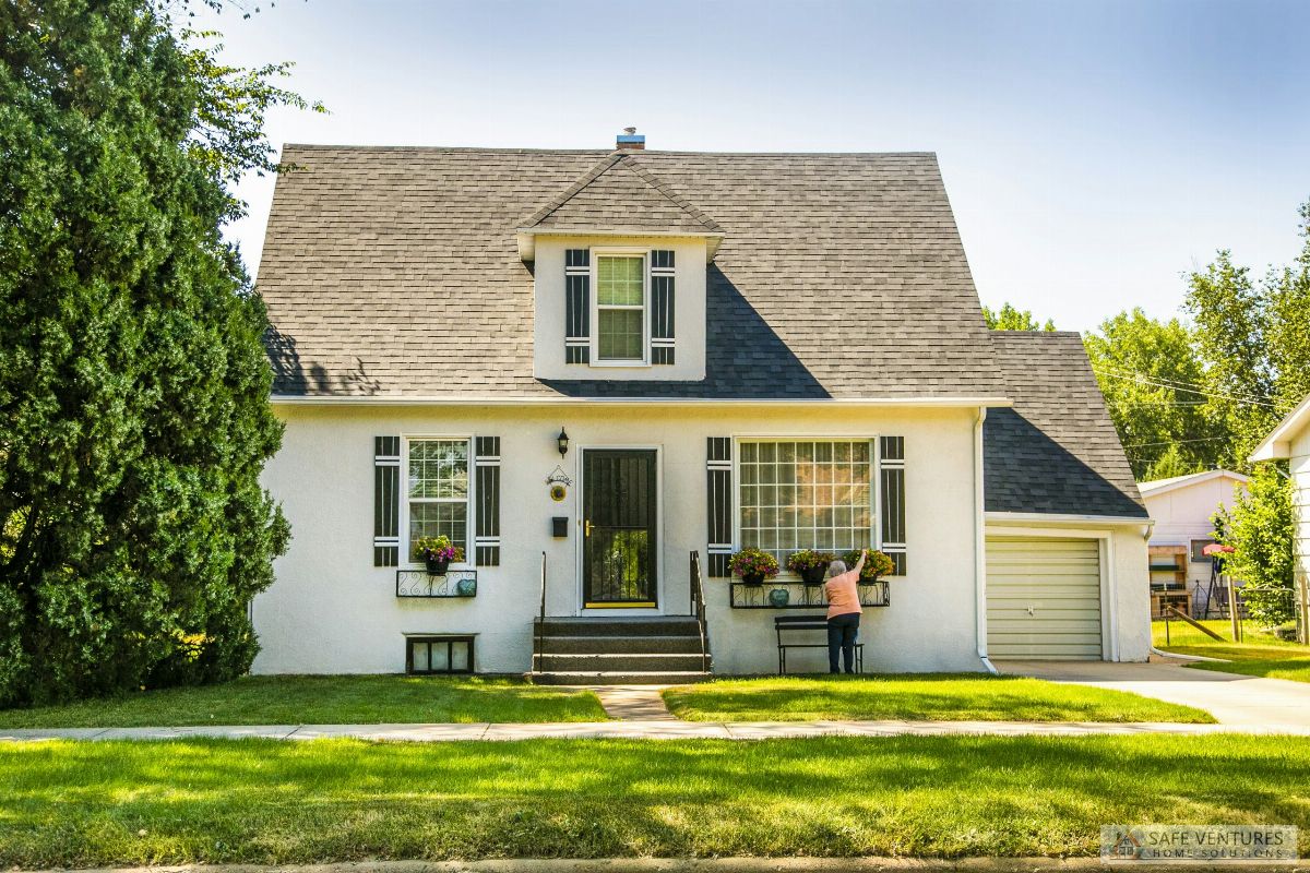 a white house in new england